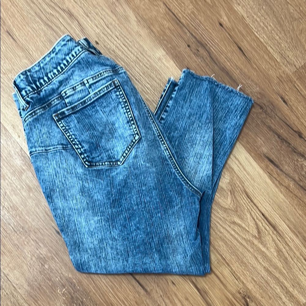 Torrid cropped jeans with raw hem, size 16